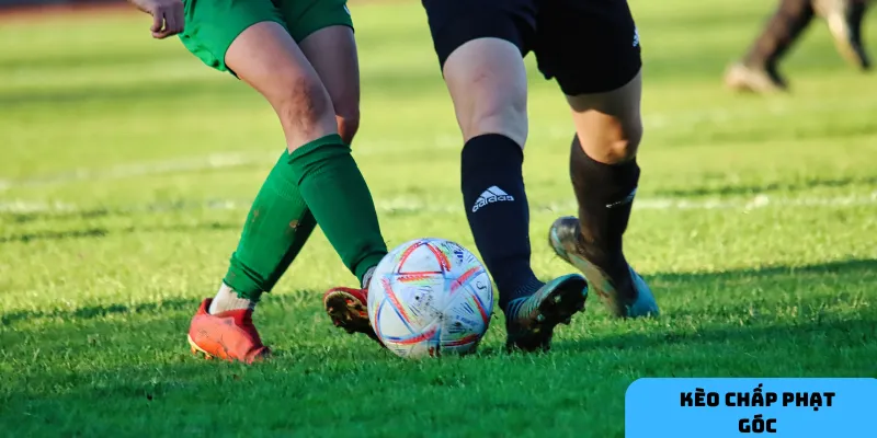 Lối chơi tấn công biên thường dẫn đến số phạt góc cao hơn.